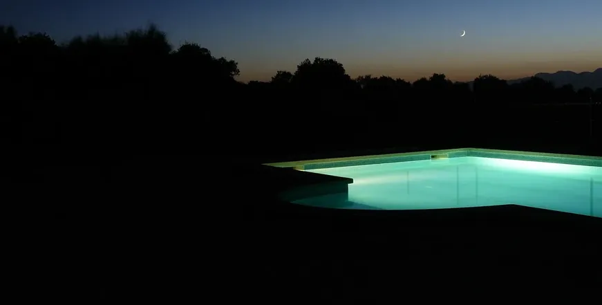 iluminación de piscinas en Colombia